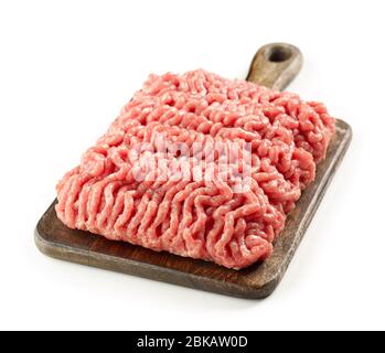 rohes Hackfleisch auf Holzbrett isoliert auf weißem Hintergrund Stockfoto