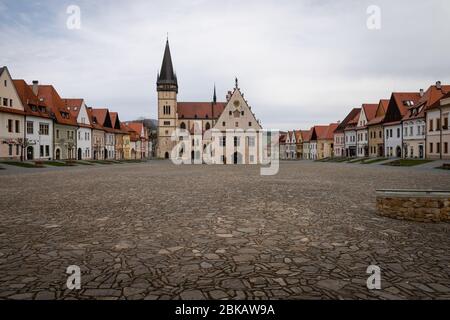 St. Aegidius Basilika und Rathaus in der Mitte des Hauptplatzes von Bardejov, Slowakei. Die Stadt Bardejov ist UNESCO-Weltkulturerbe Stockfoto