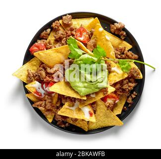 Teller mit Maischips Nachos mit gebratenem Hackfleisch und Guacamole isoliert auf weißem Hintergrund, Draufsicht Stockfoto