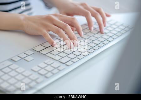 Nahaufnahme Bild von weiblichen Händen auf der Tastatur Stockfoto