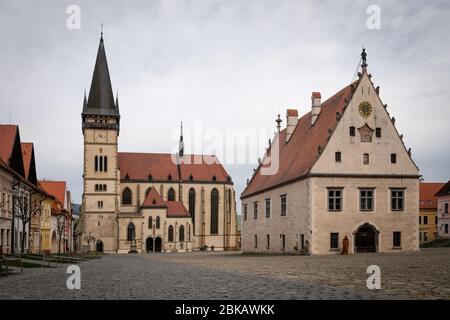 St. Aegidius Basilika und Rathaus in der Mitte des Hauptplatzes von Bardejov, Slowakei. Die Stadt Bardejov ist UNESCO-Weltkulturerbe Stockfoto