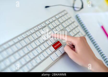 Nahaufnahme eines weiblichen Hands auf der Tastatur Stockfoto