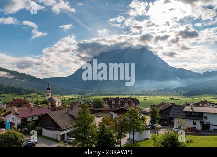 Blick auf die berühmte Zugspitze am Morgen mit Nebel im Tal Stockfoto