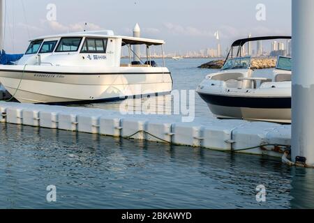 CHON BURI, THAILAND - 16. FEBRUAR 2019: Blickfang der kleine Yachtclub in Pattaya. Die Yacht, Segel ist Parkplatz am Pier Yacht Hafen auf Pattaya Bea Stockfoto