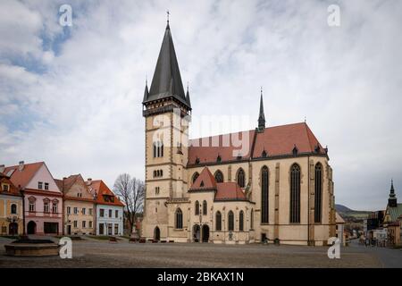 Basilika St. Aegidius im Zentrum des Hauptplatzes von Bardejov, Slowakei. Die Stadt Bardejov ist UNESCO-Weltkulturerbe Stockfoto