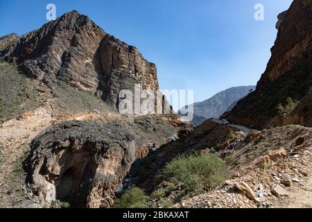 4x4 Auto über Hajar Gebirge in Oman in Richtung Wadi Bani Awf Stockfoto