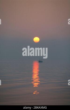 Sonnenuntergang auf Kilbrannan Sound mit drifter Fischerboot Stockfoto