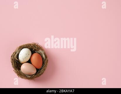 Bunte ostereier auf rosa Hintergrund, Draufsicht Stockfoto