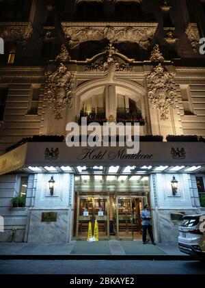 New Orleans, Louisiana, USA - 2020: Fassade des berühmten Hotel Monteleone bei Nacht, im French Quarter Bezirk. Stockfoto