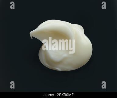 Weiße kosmetische Creme auf schwarzem Hintergrund, Draufsicht Stockfoto