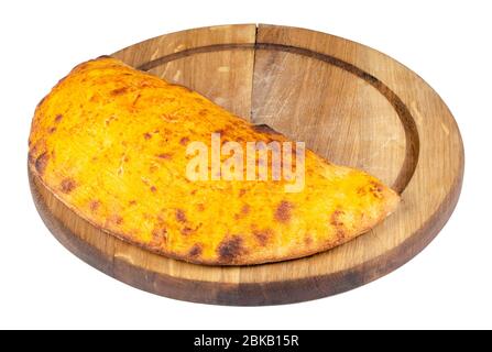 Leckere hausgemachte Calzone Pizza auf einem weißen Teller. italienische Küche isoliert auf dem weißen Hintergrund. Vorderansicht Stockfoto