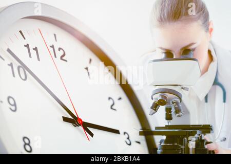 Arzt arbeitet im Labor mit Zeiten Uhr Gesicht für Wissenschaftler Erforschung Impfstoffe mit der Zeit zu konkurrieren Covid-19-Konzept zu bekämpfen Stockfoto