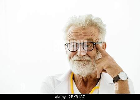 American Holder graue Haare dumm Arzt langweilig nervösen Ausdruck oder schläfrige Augen denken Stimmung. Stockfoto