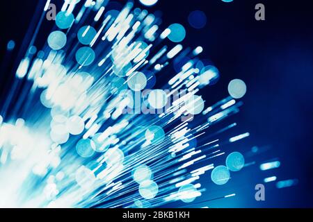 Blaue Lichtfaser-Optik, Super High-Speed-Digital-Daten-Telekommunikationstechnologie für Hintergrund. Stockfoto