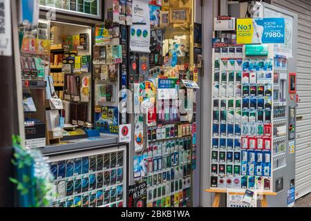 Zigarettenkiosk Shop in Japan mit einer Vielzahl von Farben von vielen Marken von Zigaretten zum Verkauf.die meisten Arbeitnehmer in Japan noch gerne rauchen. 18. Januar 201 Stockfoto