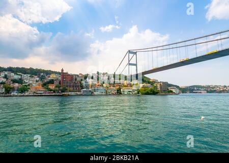 istanbul, türkei - AUG 18, 2015: fatih Sultan mehmet Brücke über dem bosporus. Schöne Stadtbild von historischen Bereich aus dem Wasser auf s beobachtet Stockfoto