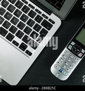 Freiberufliche Remote-Arbeitsstation, Nahaufnahme EINES Laptops ohne Personen und TELEFON auf einem Schreibtisch Stockfoto