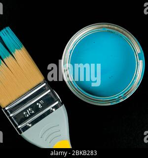 Öffnen Sie Zinn der blauen Haushalt Farbe mit EINEM Pinsel auf EINEM schwarzen Hintergrund isoliert mit Copy Space und Keine Menschen Stockfoto