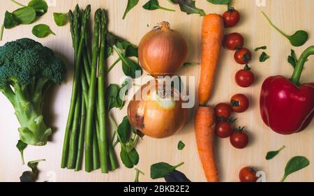 Top-down-Bild von Gemüse in einer Reihe auf einem Tisch. Flaches Lay-Bild von Gemüse in einer Reihe. Stockfoto
