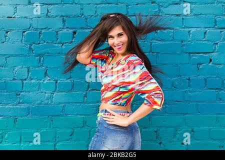 Summer and Joy Concept - freudige junge Frau, die ihre Haare im Freien felt, lächelt und sich fröhlich und frei fühlt und Spaß hat. Stockfoto