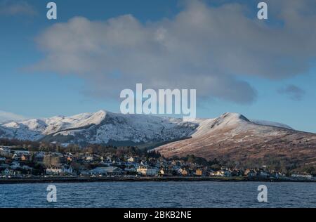 brodick Bay und arran Mountains im Winter Stockfoto