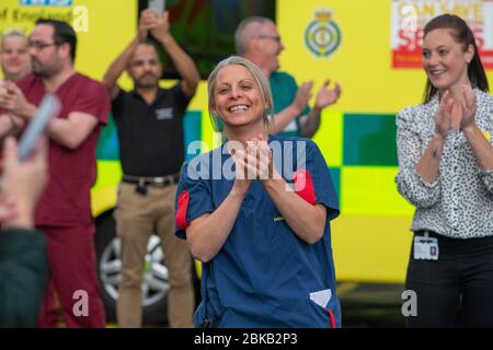 Bild vom 30. April zeigt NHS-Mitarbeiter im AddenbrookeÕs Hospital in Cambridge an diesem Abend klatschen für den NHS.der Luftwagen machte einen Flug um 20 Uhr. Am heutigen Abend (Donnerstag) versammelten sich die Menschen im AddenbrookeÕs Hospital in Cambridge um 20 Uhr, um die NHS-Mitarbeiter anzufeuern, während der berühmte Kamin beleuchtet wurde. Es gab auch einen Fluggast der Magpas-Ambulanz, als sie sich mit Briten im ganzen Land Vereinigten, um ihre Wertschätzung für die Arbeiter an der Front zu zeigen, die gegen das Coronavirus kämpfen. Hunderttausende Briten haben sich in tonightÕs Clap für unsere Betreuer zusammengetan, was jeden Donnerstag stattfindet Stockfoto