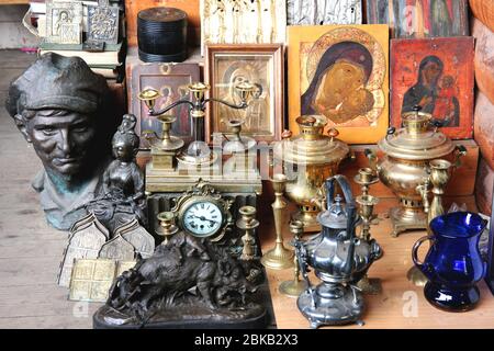 Vintage Samowar und orthodoxe Ikonen auf dem Flohmarkt in Moskau Stockfoto
