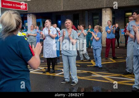 Bild vom 30. April zeigt NHS-Mitarbeiter im AddenbrookeÕs Hospital in Cambridge an diesem Abend klatschen für den NHS.der Luftwagen machte einen Flug um 20 Uhr. Am heutigen Abend (Donnerstag) versammelten sich die Menschen im AddenbrookeÕs Hospital in Cambridge um 20 Uhr, um die NHS-Mitarbeiter anzufeuern, während der berühmte Kamin beleuchtet wurde. Es gab auch einen Fluggast der Magpas-Ambulanz, als sie sich mit Briten im ganzen Land Vereinigten, um ihre Wertschätzung für die Arbeiter an der Front zu zeigen, die gegen das Coronavirus kämpfen. Hunderttausende Briten haben sich in tonightÕs Clap für unsere Betreuer zusammengetan, was jeden Donnerstag stattfindet Stockfoto