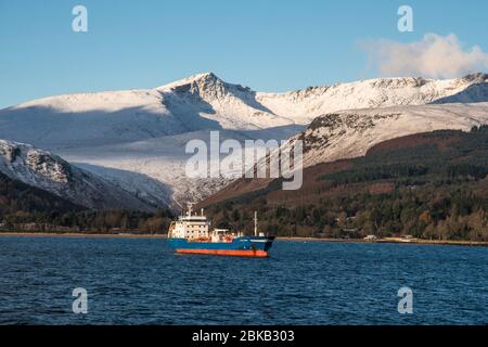 brodick Bay und arran Mountains im Winter Stockfoto