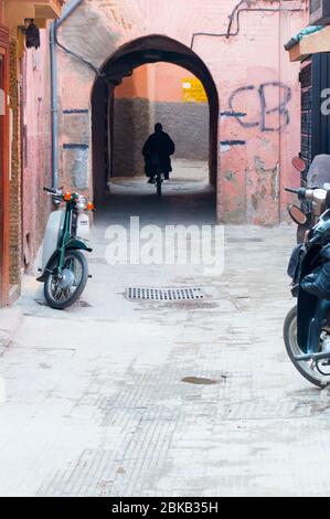 Enge Gassen in der Altstadt von Medina in Marrakesch (Marrakesch), Marokko, Nordafrika Stockfoto