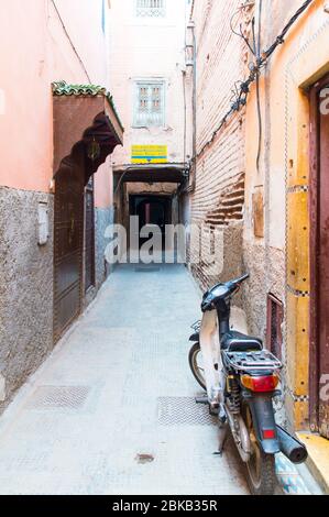 Enge Gassen in der Altstadt von Medina in Marrakesch (Marrakesch), Marokko, Nordafrika Stockfoto