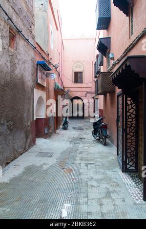 Enge Gassen in der Altstadt von Medina in Marrakesch (Marrakesch), Marokko, Nordafrika Stockfoto