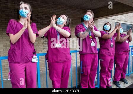 Bild vom 30. April zeigt NHS-Mitarbeiter im AddenbrookeÕs Hospital in Cambridge an diesem Abend klatschen für den NHS.der Luftwagen machte einen Flug um 20 Uhr. Am heutigen Abend (Donnerstag) versammelten sich die Menschen im AddenbrookeÕs Hospital in Cambridge um 20 Uhr, um die NHS-Mitarbeiter anzufeuern, während der berühmte Kamin beleuchtet wurde. Es gab auch einen Fluggast der Magpas-Ambulanz, als sie sich mit Briten im ganzen Land Vereinigten, um ihre Wertschätzung für die Arbeiter an der Front zu zeigen, die gegen das Coronavirus kämpfen. Hunderttausende Briten haben sich in tonightÕs Clap für unsere Betreuer zusammengetan, was jeden Donnerstag stattfindet Stockfoto