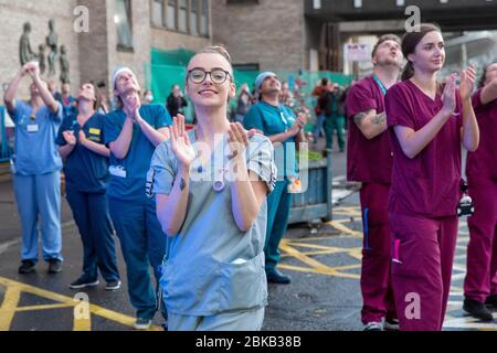 Bild vom 30. April zeigt NHS-Mitarbeiter im AddenbrookeÕs Hospital in Cambridge an diesem Abend klatschen für den NHS.der Luftwagen machte einen Flug um 20 Uhr. Am heutigen Abend (Donnerstag) versammelten sich die Menschen im AddenbrookeÕs Hospital in Cambridge um 20 Uhr, um die NHS-Mitarbeiter anzufeuern, während der berühmte Kamin beleuchtet wurde. Es gab auch einen Fluggast der Magpas-Ambulanz, als sie sich mit Briten im ganzen Land Vereinigten, um ihre Wertschätzung für die Arbeiter an der Front zu zeigen, die gegen das Coronavirus kämpfen. Hunderttausende Briten haben sich in tonightÕs Clap für unsere Betreuer zusammengetan, was jeden Donnerstag stattfindet Stockfoto