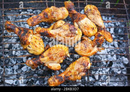 Gegrillte Hähnchenbeine auf dem Grill Draufsicht. Stockfoto