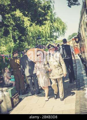 Bahnsteig-Szene am Bahnhof Arley, Severn Valley Railway Heritage Line, 1940er WWII Wwar Time Britain Summer Event, UK. Stockfoto