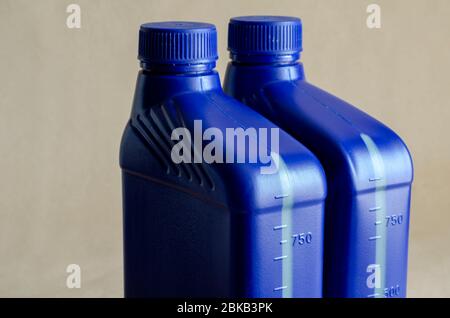 Zwei blaue Kunststoffbehälter für Schmiermittel ohne Etikett, Behälter für Chemikalien.1 Liter Kunststoffbehälter. Nahaufnahme. Selektiver Fokus. Stockfoto