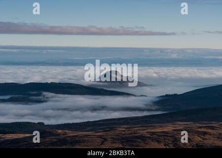 Blick auf die heilige Insel mit Umkehrung Wolke von ben nuis im Winter, arran Stockfoto