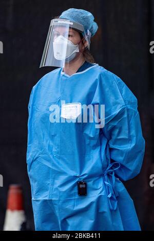 Bild vom 30. April zeigt einen NHS-Arzt im AddenbrookeÕs Hospital in Cambridge mit PSA, Gesichtsmaske und Visier. Stockfoto