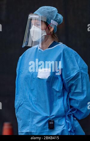 Bild vom 30. April zeigt einen NHS-Arzt im AddenbrookeÕs Hospital in Cambridge mit PSA, Gesichtsmaske und Visier. Stockfoto