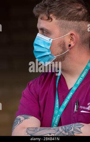 Bild vom 30. April zeigt einen NHS-Arzt im AddenbrookeÕs Hospital in Cambridge mit einer Gesichtsmaske. Stockfoto