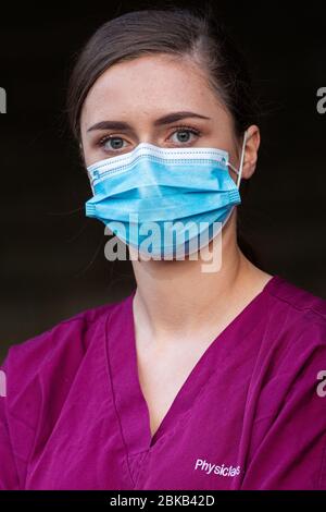 Bild vom 30. April zeigt einen NHS-Arzt im AddenbrookeÕs Hospital in Cambridge mit einer Gesichtsmaske. Stockfoto