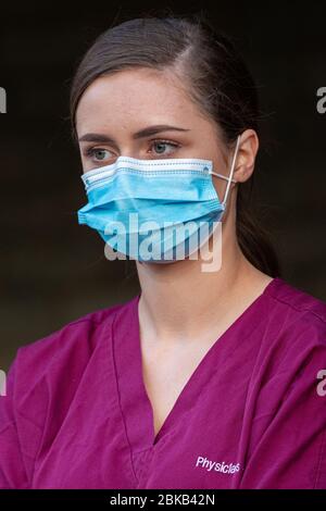 Bild vom 30. April zeigt einen NHS-Arzt im AddenbrookeÕs Hospital in Cambridge mit einer Gesichtsmaske. Stockfoto