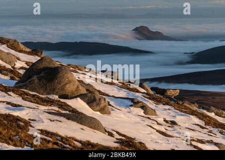 Blick auf die heilige Insel mit Umkehrung Wolke von ben nuis im Winter, arran Stockfoto