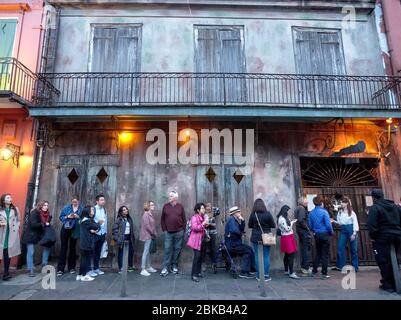 New Orleans, Louisiana, USA - 2020: Die Leute warten in der Schlange, bevor die Preservation Hall Jazz Band in der berühmten Preservation Hall auftrat. Stockfoto