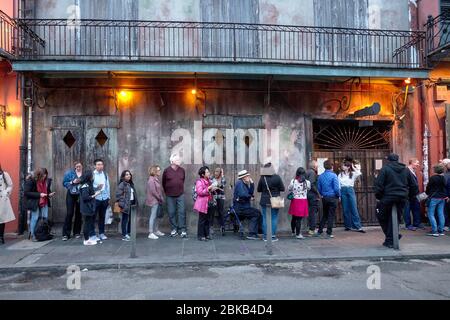 New Orleans, Louisiana, USA - 2020: Die Leute warten in der Schlange, bevor die Preservation Hall Jazz Band in der berühmten Preservation Hall auftrat. Stockfoto