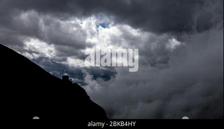 Silhouettierte Berge vor einem Hintergrund von großen Wolken, Textiere Stockfoto