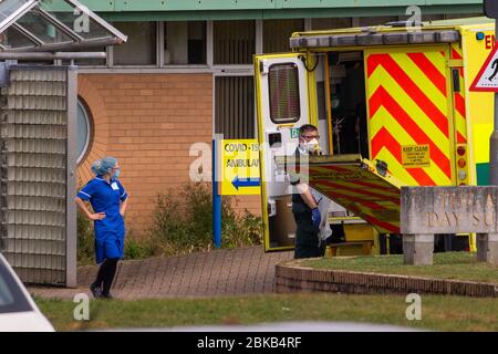 Bild vom 29. April zeigt Krankenwagenbesatzungen, nachdem sie am Mittwochnachmittag Patienten in die Covid-19-Station im Queen Elizabeth Hospital in kingÕs Lynn in Norfolk gebracht hatten. Heute (Mi) wurden Krankenwagenfahrer beobachtet, wie sie Patienten mit Verdacht auf Coronavirus in das Krankenhaus nahe dem QueenÕs Norfolk Estate C brachten, wo Prinz William und Kate derzeit bei ihren Kindern übernachten. NHS-Mitarbeiter wurden beobachtet, wie sie die Patienten auf Trollys in das Queen Elizabeth Hospital (QEH) in kingÕs Lynn schieben, das nur sechs Meilen von Sandringham entfernt ist, wo das königliche Paar derzeit in Anmer H lebt Stockfoto