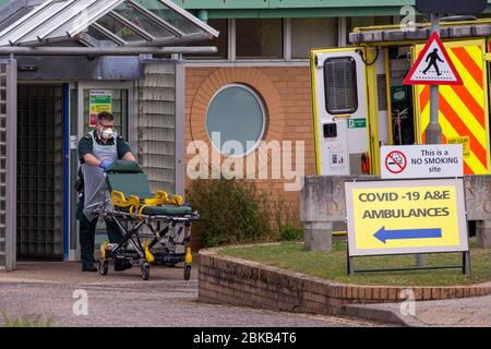 Bild vom 29. April zeigt Krankenwagenbesatzungen, nachdem sie am Mittwochnachmittag Patienten in die Covid-19-Station im Queen Elizabeth Hospital in kingÕs Lynn in Norfolk gebracht hatten. Heute (Mi) wurden Krankenwagenfahrer beobachtet, wie sie Patienten mit Verdacht auf Coronavirus in das Krankenhaus nahe dem QueenÕs Norfolk Estate C brachten, wo Prinz William und Kate derzeit bei ihren Kindern übernachten. NHS-Mitarbeiter wurden beobachtet, wie sie die Patienten auf Trollys in das Queen Elizabeth Hospital (QEH) in kingÕs Lynn schieben, das nur sechs Meilen von Sandringham entfernt ist, wo das königliche Paar derzeit in Anmer H lebt Stockfoto