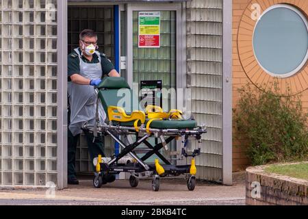 Bild vom 29. April zeigt Krankenwagenbesatzungen, nachdem sie am Mittwochnachmittag Patienten in die Covid-19-Station im Queen Elizabeth Hospital in kingÕs Lynn in Norfolk gebracht hatten. Heute (Mi) wurden Krankenwagenfahrer beobachtet, wie sie Patienten mit Verdacht auf Coronavirus in das Krankenhaus nahe dem QueenÕs Norfolk Estate C brachten, wo Prinz William und Kate derzeit bei ihren Kindern übernachten. NHS-Mitarbeiter wurden beobachtet, wie sie die Patienten auf Trollys in das Queen Elizabeth Hospital (QEH) in kingÕs Lynn schieben, das nur sechs Meilen von Sandringham entfernt ist, wo das königliche Paar derzeit in Anmer H lebt Stockfoto